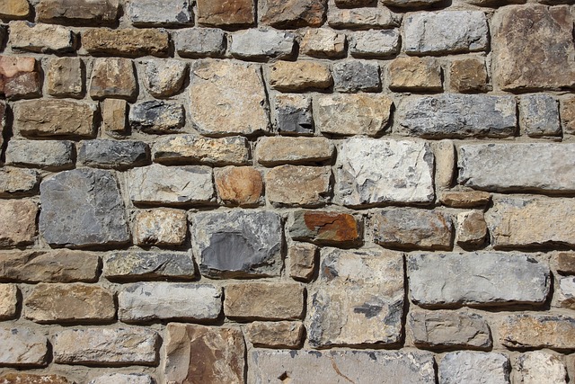 Få en guide til at bygge en robust og holdbar mur med selvhærdende ler